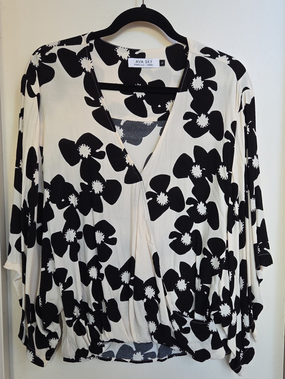 AVA SKY Fighting Eel Women's Black & Cream Gwen Zinnia Top Size LARGE. Like New